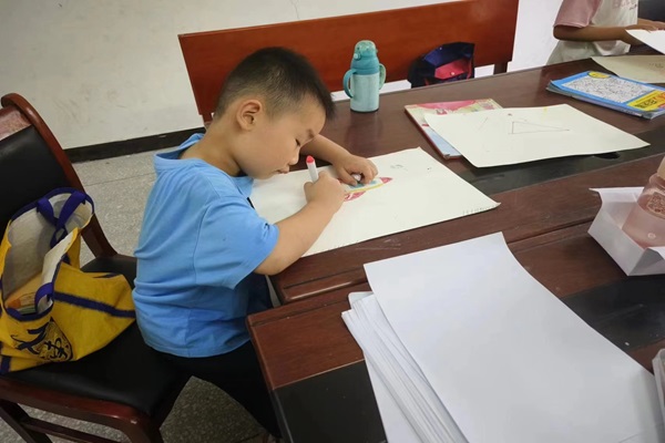 武昌理工學(xué)院“青春筑夢(mèng)”通城志愿服務(wù)隊(duì)開(kāi)展——用畫(huà)筆描繪心中所想心理健康教育課程