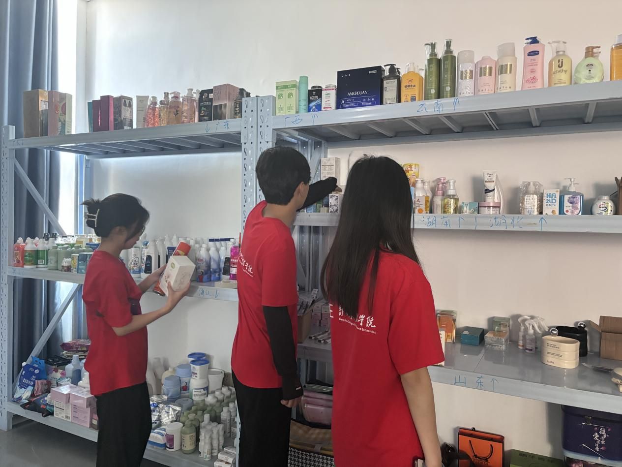 青耕河南 助力鄉(xiāng)村振興|鄭小商暑期社會實踐團(tuán)開展助農(nóng)直播活動