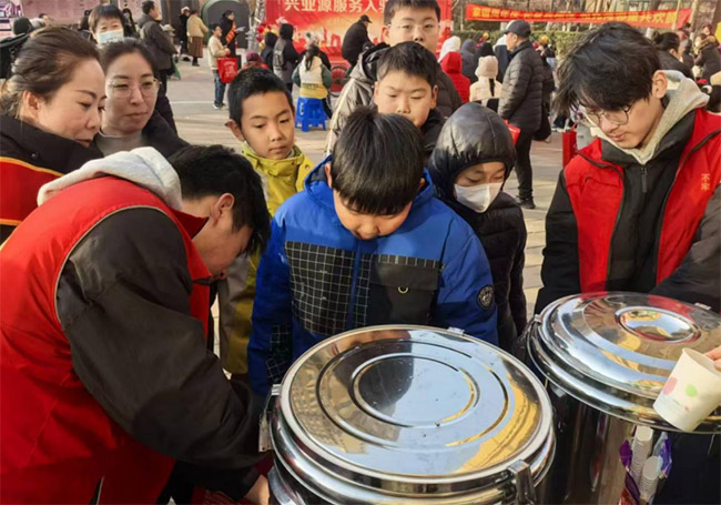 青春力量護航社區(qū)周年慶 華北電力大學實踐隊暖心服務展擔當