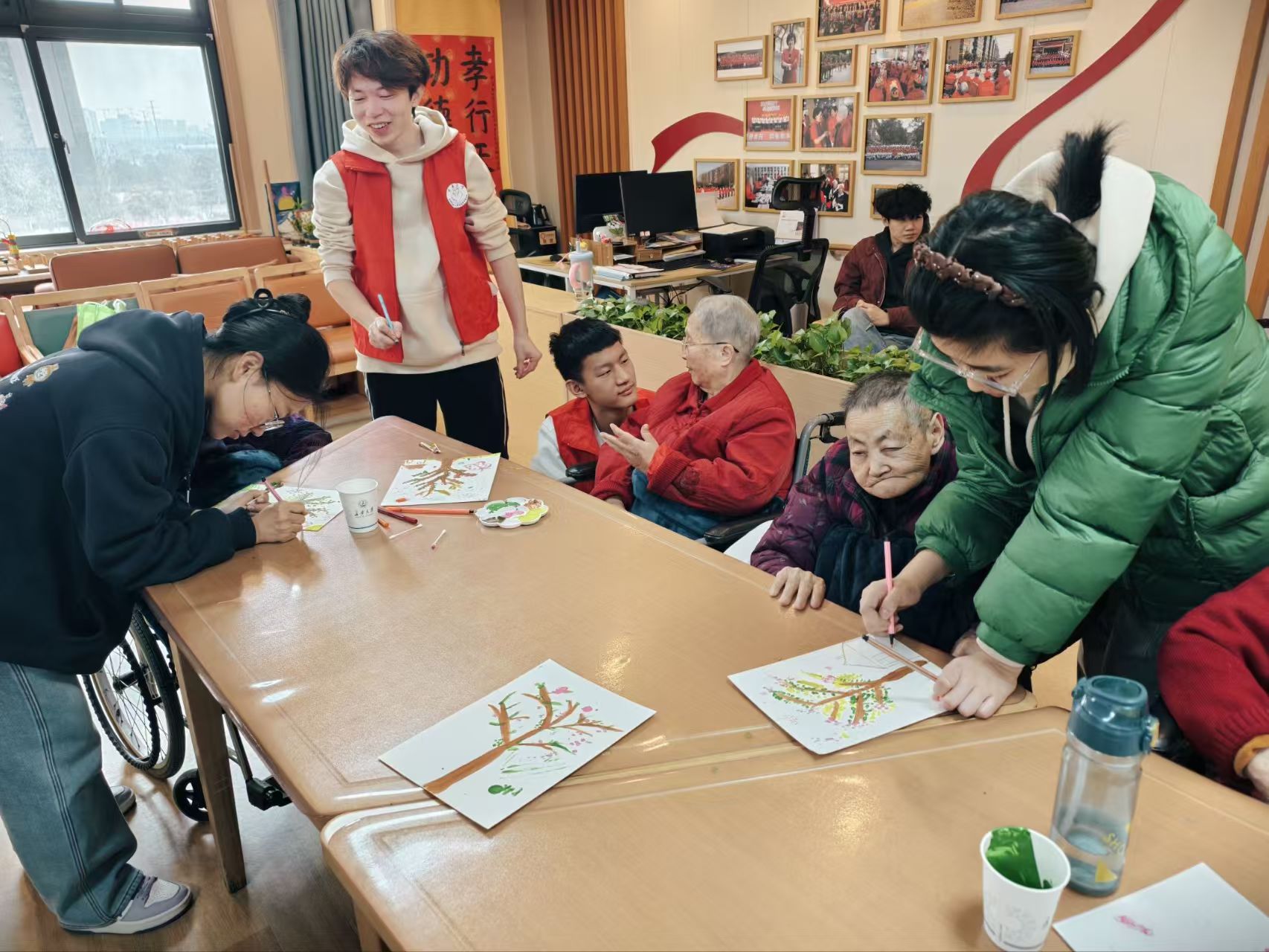 “雷鋒筑愛，彩筆繪春”——長(zhǎng)安大學(xué)材料一班敬老院團(tuán)日活動(dòng)