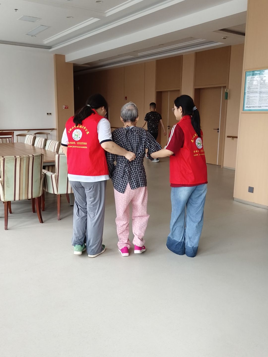 安徽工業(yè)大學(xué) “夕陽(yáng)紅” 志愿服務(wù)隊(duì)走進(jìn)善德老年公寓 用青春溫暖老人晚