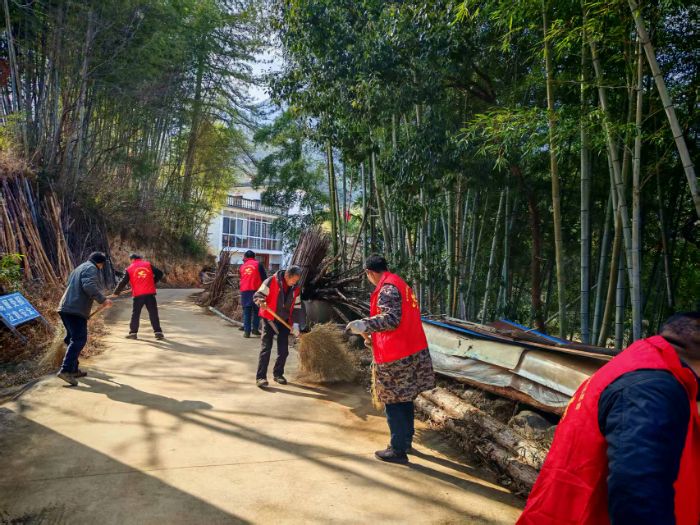 安慶岳西：青春力量護航“回家路”“情暖鄉(xiāng)途隊”開展道路清障行動