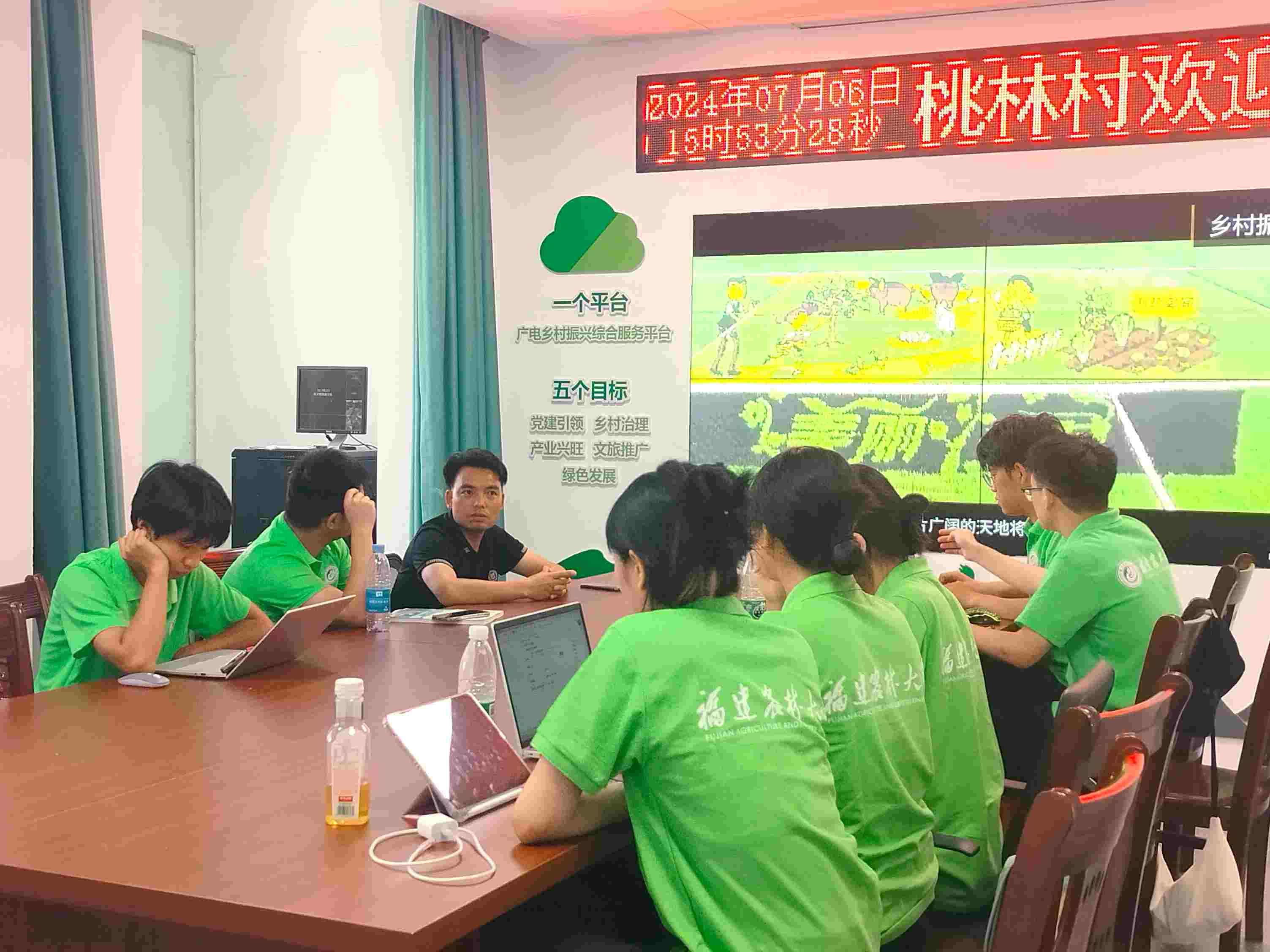 村民代表向?qū)嵺`隊(duì)介紹村莊相關(guān)情況