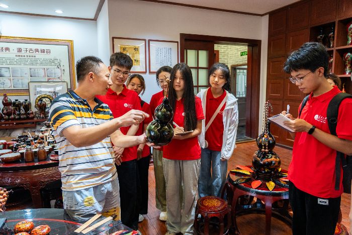 圖片合集 長安大學(xué)赴四川綿陽 涼山“同心共筑中國夢(mèng) 民族團(tuán)結(jié)潤千村”暑期社會(huì)實(shí)踐隊(duì)前往北川羌族水磨漆器傳習(xí)所展開調(diào)研