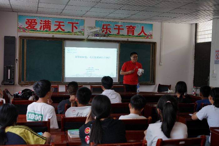 “紅芯先鋒·材啟新智”：長(zhǎng)安大學(xué)博士團(tuán)將材料科學(xué)前沿知識(shí)送進(jìn)鄉(xiāng)村課堂