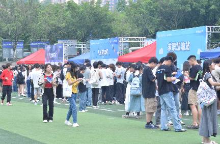 體驗(yàn)+實(shí)戰(zhàn)！求職體驗(yàn)節(jié)×大型綜合雙選會，近100家企業(yè)，5000學(xué)子競逐職場，激活求職就業(yè)新勢能