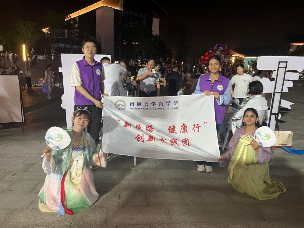 綠茵場上的“國風(fēng)”義診：通大中外學(xué)子香囊傳情暖紫瑯