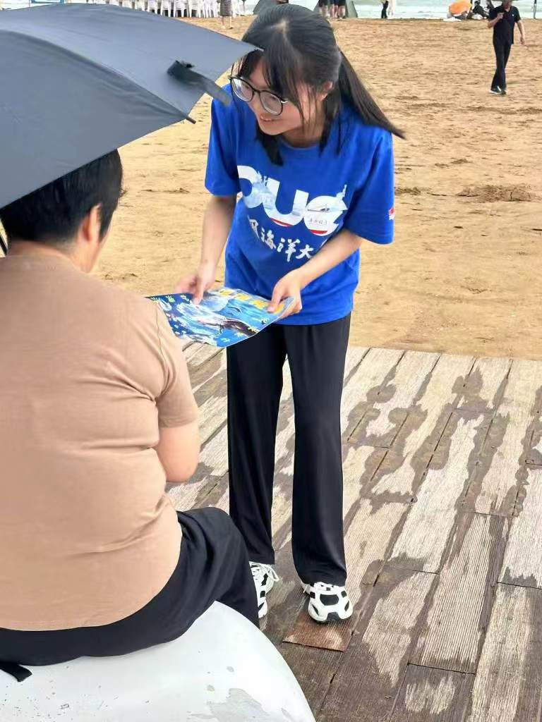 實(shí)踐隊(duì)員在對游客進(jìn)行科普