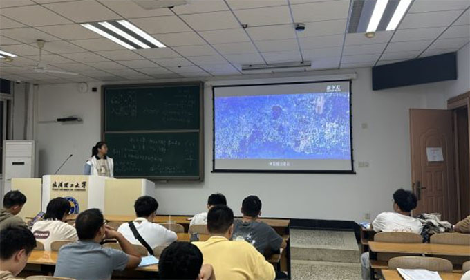 機(jī)設(shè)2303班“云游一帶一路，了解他國(guó)發(fā)展”主題班會(huì)順利開(kāi)展