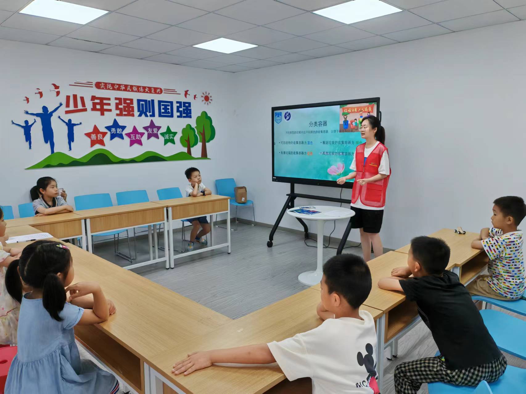 清潔地球，共創(chuàng)未來：垃圾分類宣講進(jìn)社區(qū)