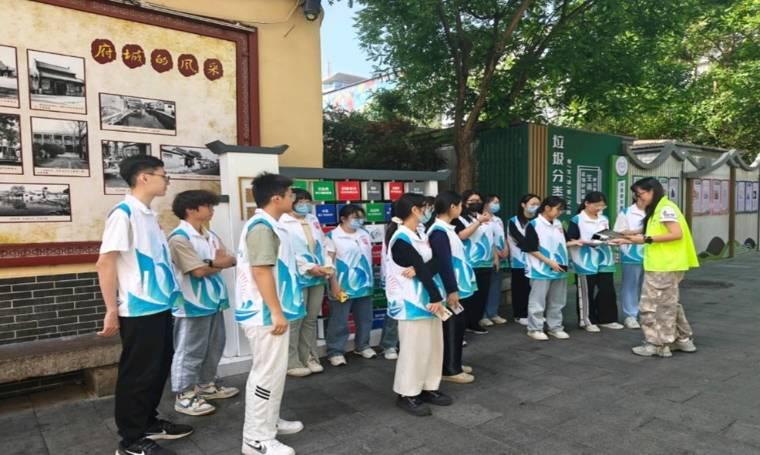 山東師范大學(xué)化學(xué)化工與材料科學(xué)學(xué)院化師本2301班舉辦貢院墻根社區(qū)垃圾分類宣傳活動(dòng)