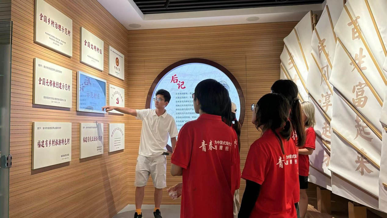 圖為村委會帶領(lǐng)實(shí)踐隊(duì)參觀鄉(xiāng)村振興相關(guān)成就