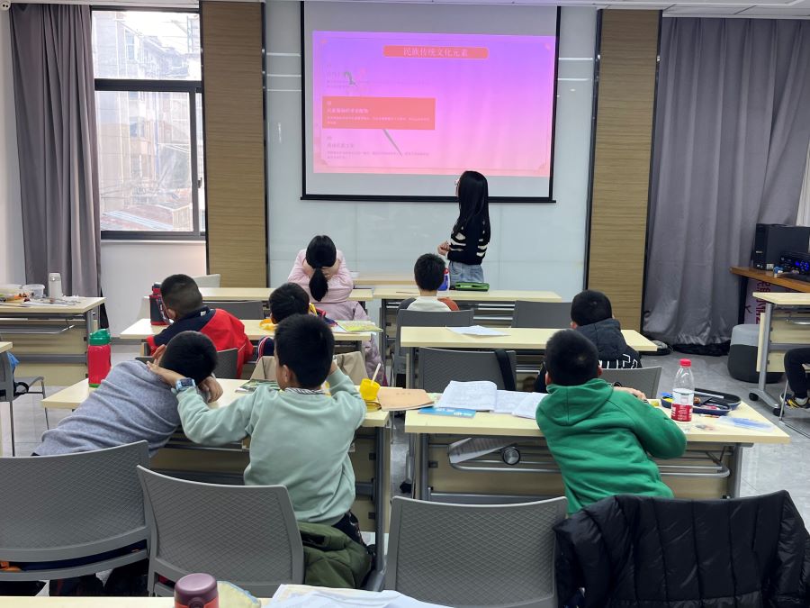 社區(qū)開(kāi)設(shè)傳統(tǒng)文化實(shí)踐課堂，大學(xué)生助力青少年體悟非遺之美