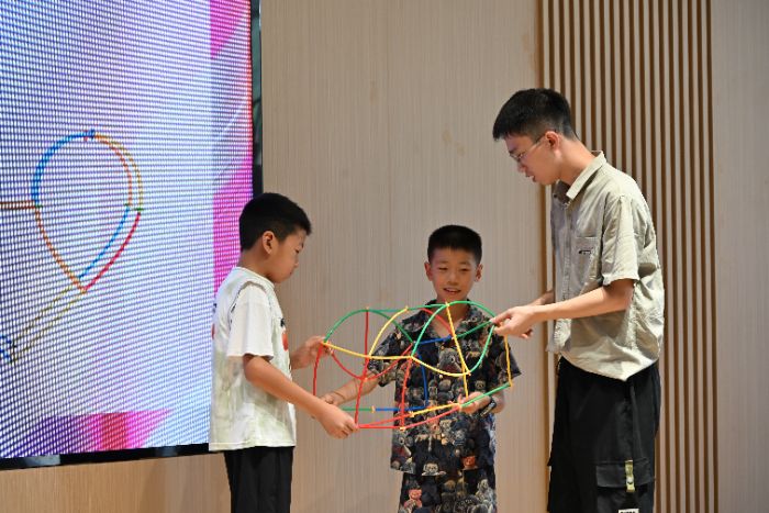 河海學(xué)子三下鄉(xiāng)：小手搭出大世界，童心創(chuàng)想新未來(lái)——小吸管搭世界手工主題課