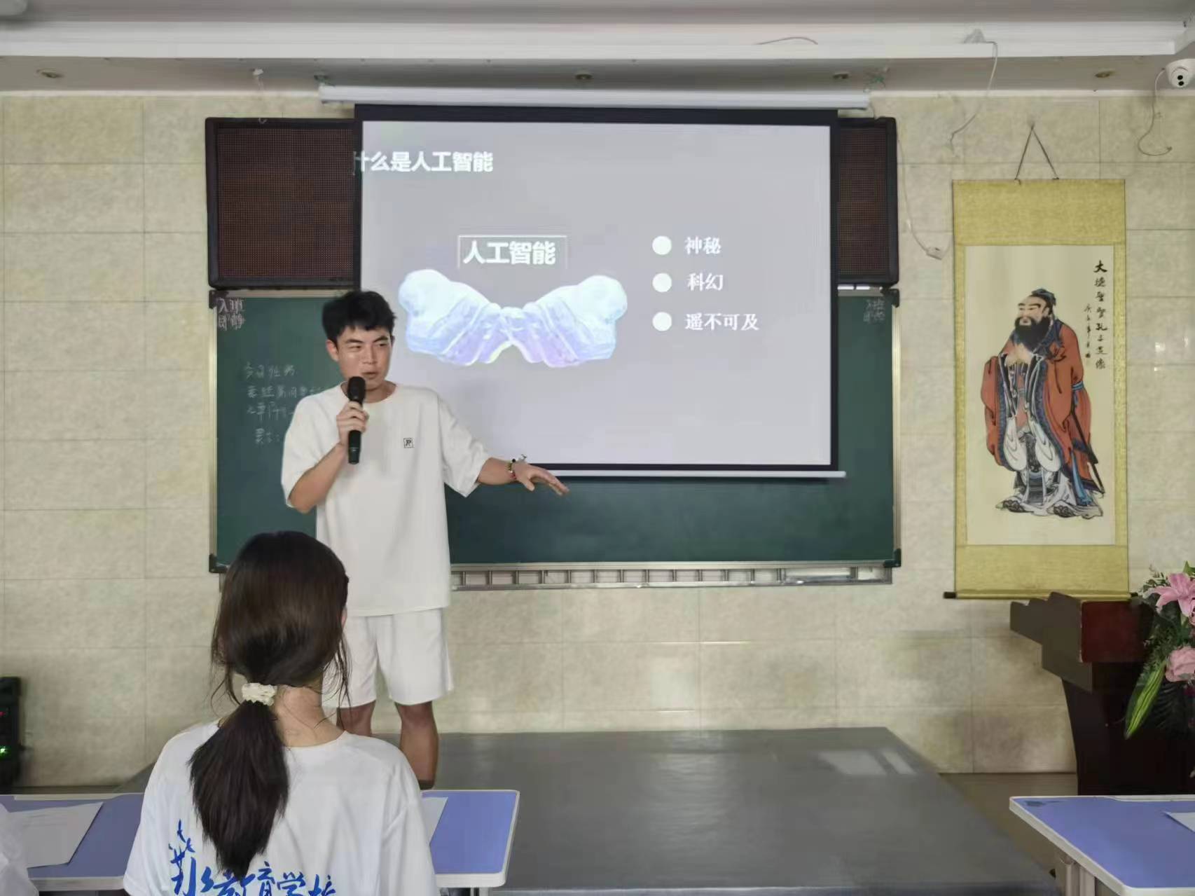 "智教興國(guó)實(shí)踐隊(duì)‘人機(jī)對(duì)抗’：智能課堂評(píng)價(jià)系統(tǒng)展現(xiàn)高效優(yōu)勢(shì)"