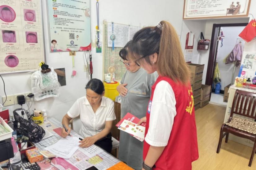 巢湖學(xué)院赴巢湖鄉(xiāng)鎮(zhèn)“獻血賦能·健康調(diào)研”宣傳團——半湯診所發(fā)放宣傳單和問卷，普及獻血相關(guān)衛(wèi)生知識