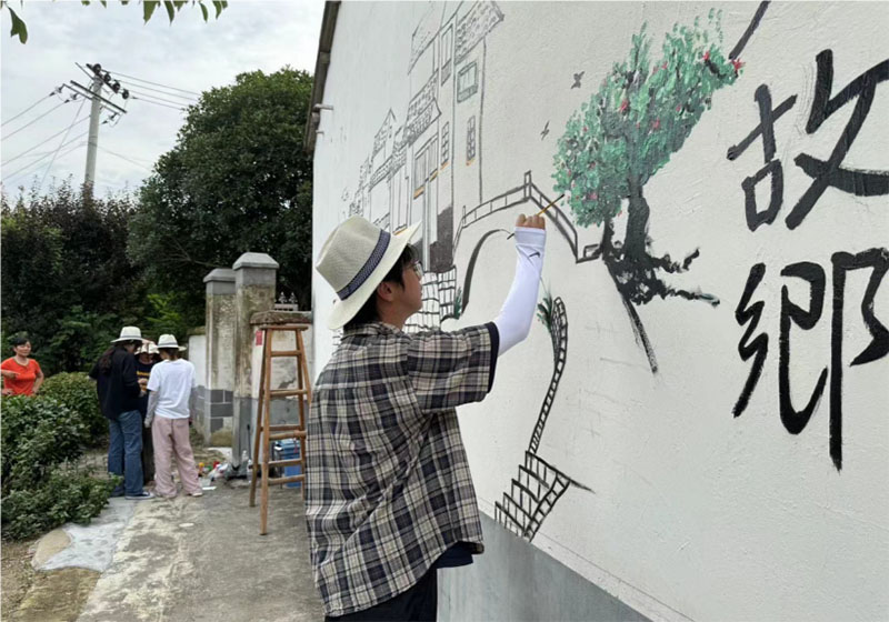 實踐紀(jì)實——巢湖學(xué)院音韻丹青團(tuán)隊助力蘇灣鎮(zhèn)岱山村墻繪煥新