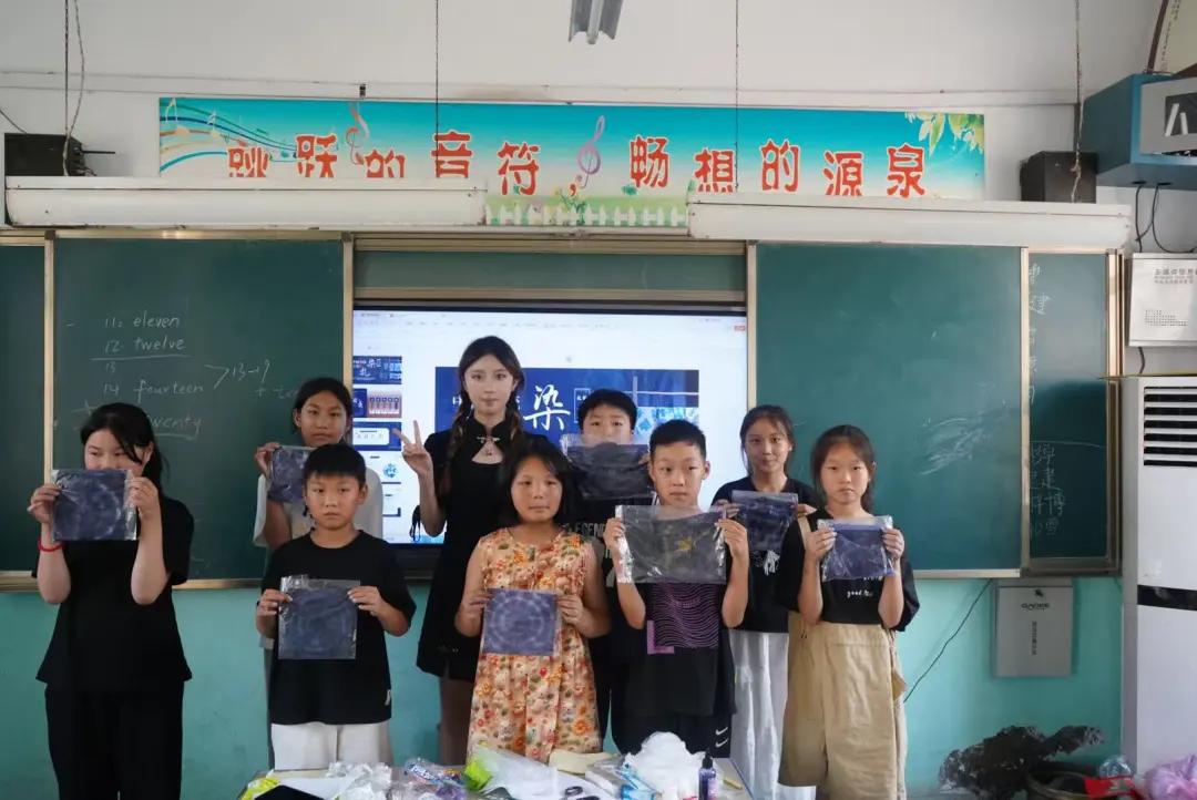 播撒溫暖種子，同繪成長(zhǎng)藍(lán)圖