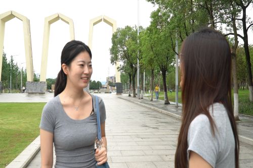 湘疆學(xué)子共話文化交融：街頭采訪探民族團(tuán)結(jié)新路徑