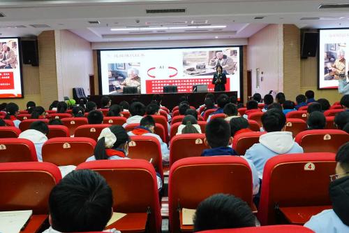 長(zhǎng)安大學(xué)學(xué)生團(tuán)隊(duì)再赴漢濱初中 用AI科技讓紅色基因在青春校園扎根