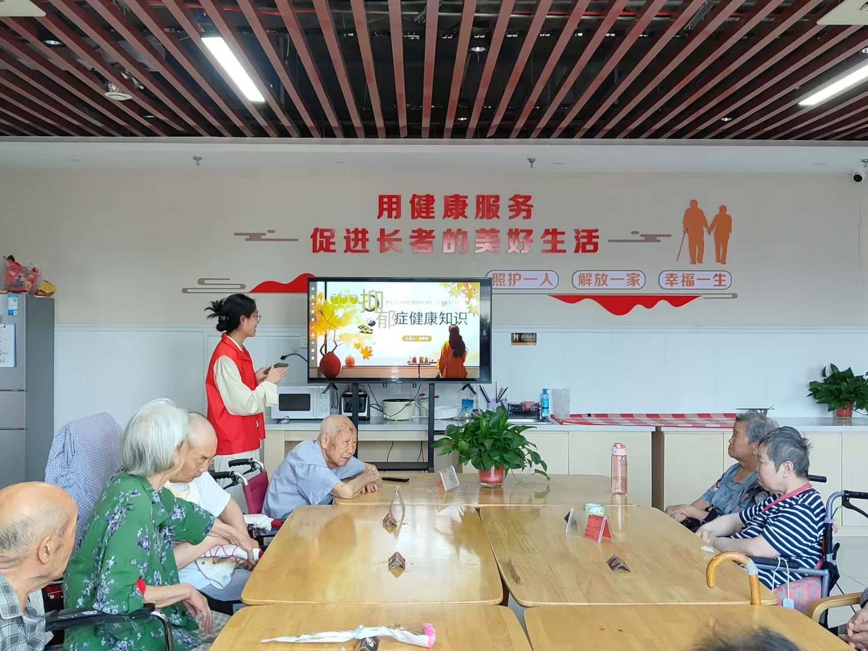 青春暖夕陽(yáng)，“郁健”護(hù)安康：豫北醫(yī)學(xué)院+學(xué)子情系養(yǎng)老院筑心橋——用青春熱