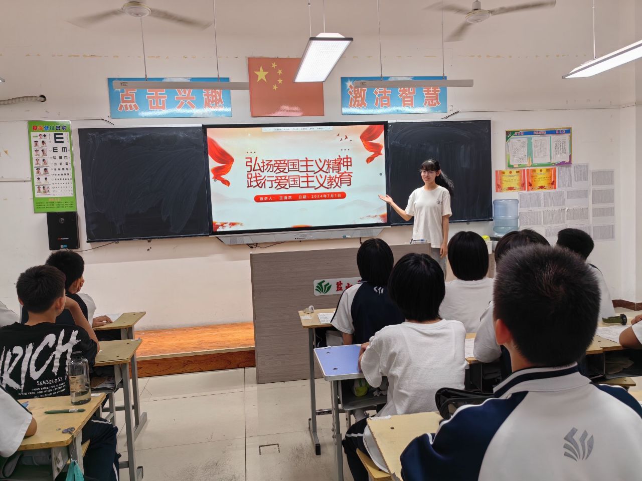 弘揚(yáng)愛(ài)國(guó)心，深入社區(qū)行