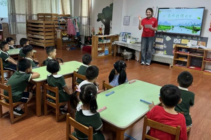 鄭州財(cái)經(jīng)學(xué)院商學(xué)院青春之光“南水北調(diào)”精神宣講團(tuán)走進(jìn)鄭州清華園社區(qū)宣講