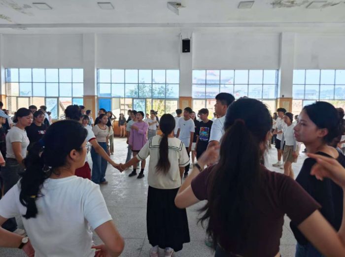 華北電力大學(xué)計(jì)算機(jī)系彝路火舞實(shí)踐隊(duì)于西昌市開(kāi)展火把節(jié)志愿者活動(dòng)