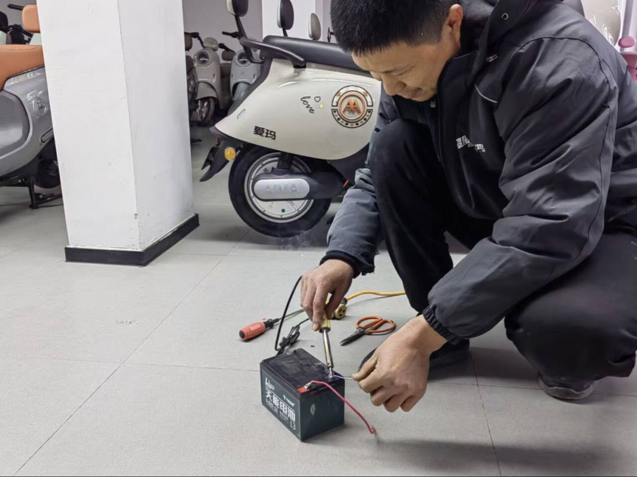 “鋒光電刃”調(diào)研團(tuán)：走進(jìn)電動車組裝一線，探索錫焊釬焊奧秘