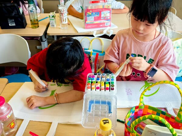 彩繪繪就綠色夢：紅心研墨團隊開展環(huán)保袋手繪創(chuàng)意課堂