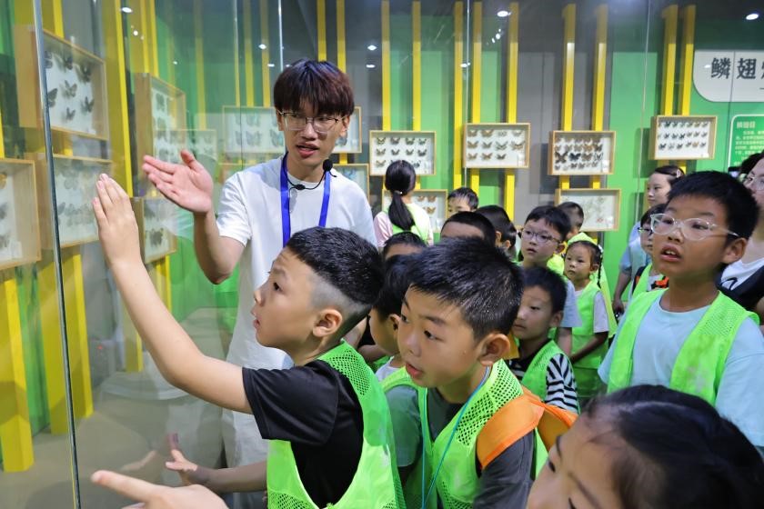 華中農(nóng)大“食品安全與營養(yǎng)中國行”博士團(tuán)帶領(lǐng)南湖錦城社區(qū)兒童開展華農(nóng)體驗(yàn)日活動