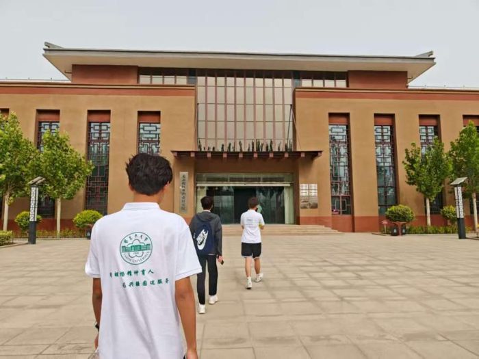 探秘棗研院所尋發(fā)展密碼 躬耕沙海田間踐青春擔當