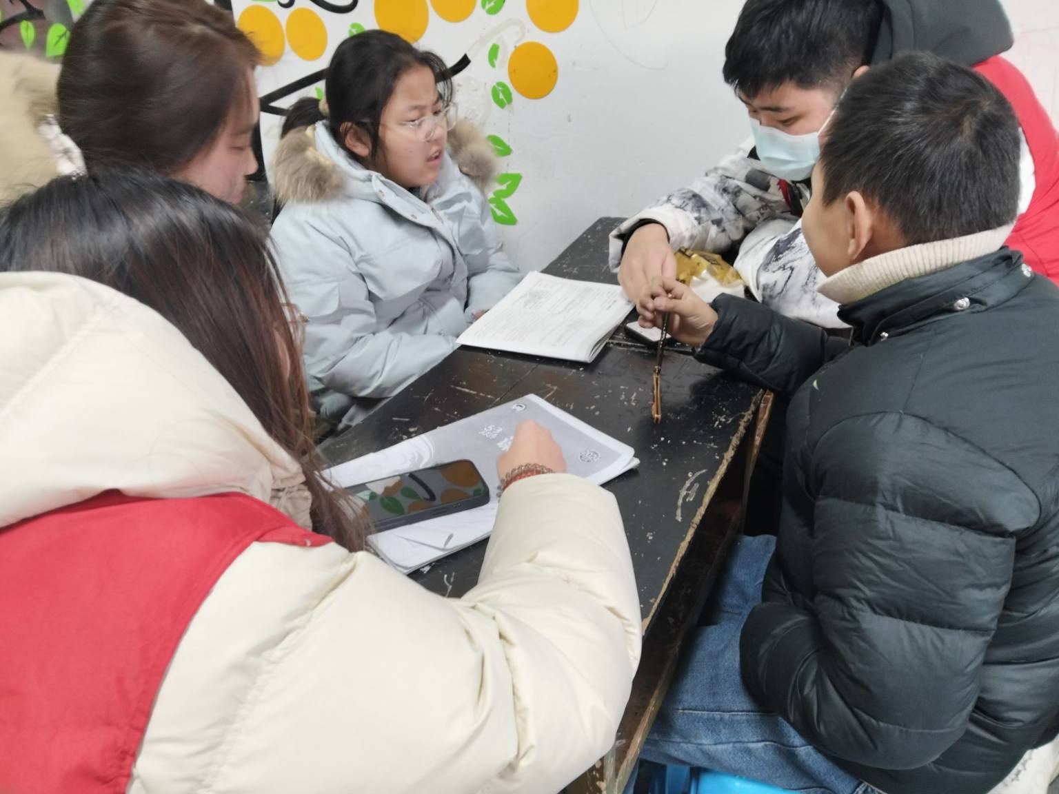 大學(xué)生志愿者情暖“新風(fēng)快樂(lè)課堂”，點(diǎn)亮冬日學(xué)習(xí)時(shí)光