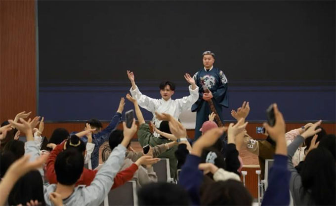 開心麻花《整個(gè)喜劇》燃爆交大校園