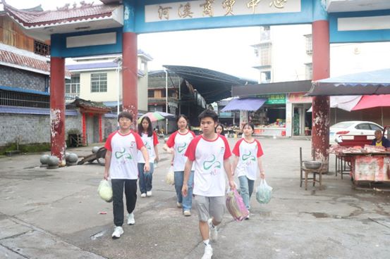 吉首大學“三下鄉(xiāng)”——隊員早起采購，為實踐活動后勤保障護航