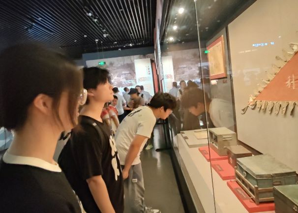 安徽學子進紀念館紀實：渡江烽火映輝煌，心田播種信念長