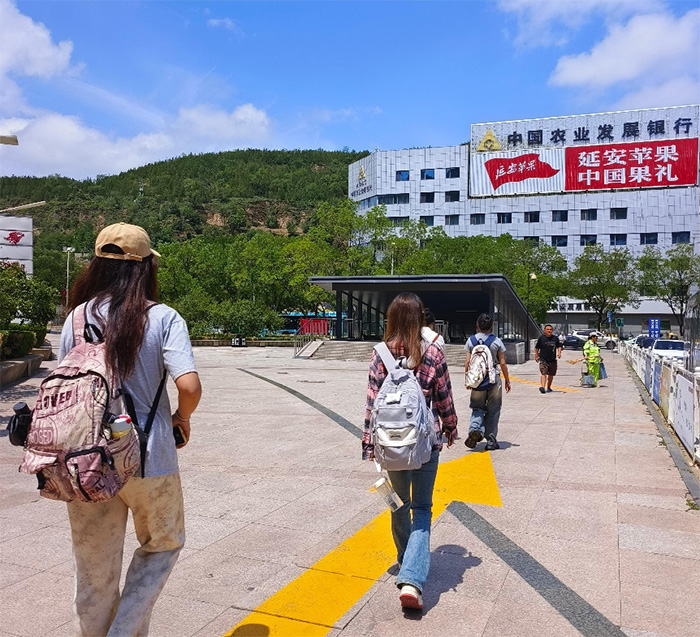 西安培華學(xué)院八名學(xué)子赴延安：在革命紀(jì)念館里 與歷史“對(duì)話”聽(tīng)前輩講那過(guò)去的故事