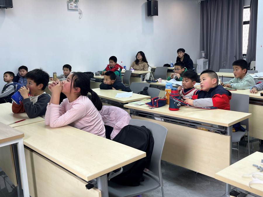 社區(qū)開(kāi)設(shè)傳統(tǒng)文化實(shí)踐課堂，大學(xué)生助力青少年感知非遺魅力