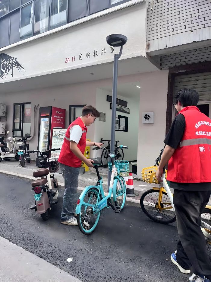 西柚愛黨暑期志愿服務隊赴新都開展環(huán)境整治活動