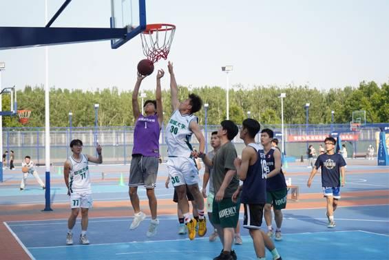 聊城大學(xué)傳媒技術(shù)學(xué)院舉辦“青春逐夢 籃下情深”2024屆畢業(yè)生籃球友誼交流賽