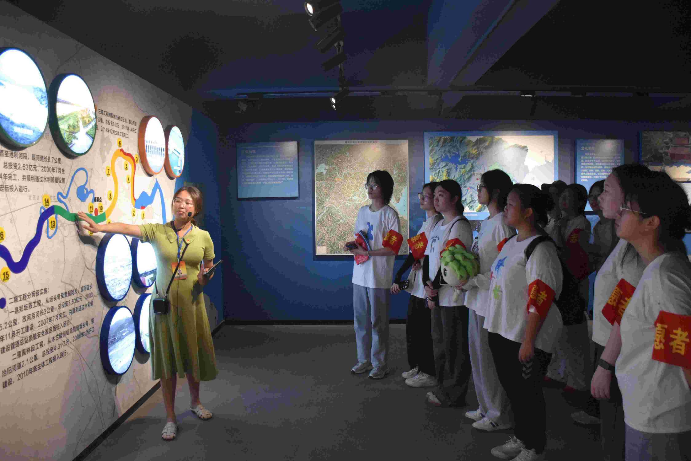 外語“河小禹”走進(jìn)展館探尋木蘭溪生態(tài)蝶變歷程