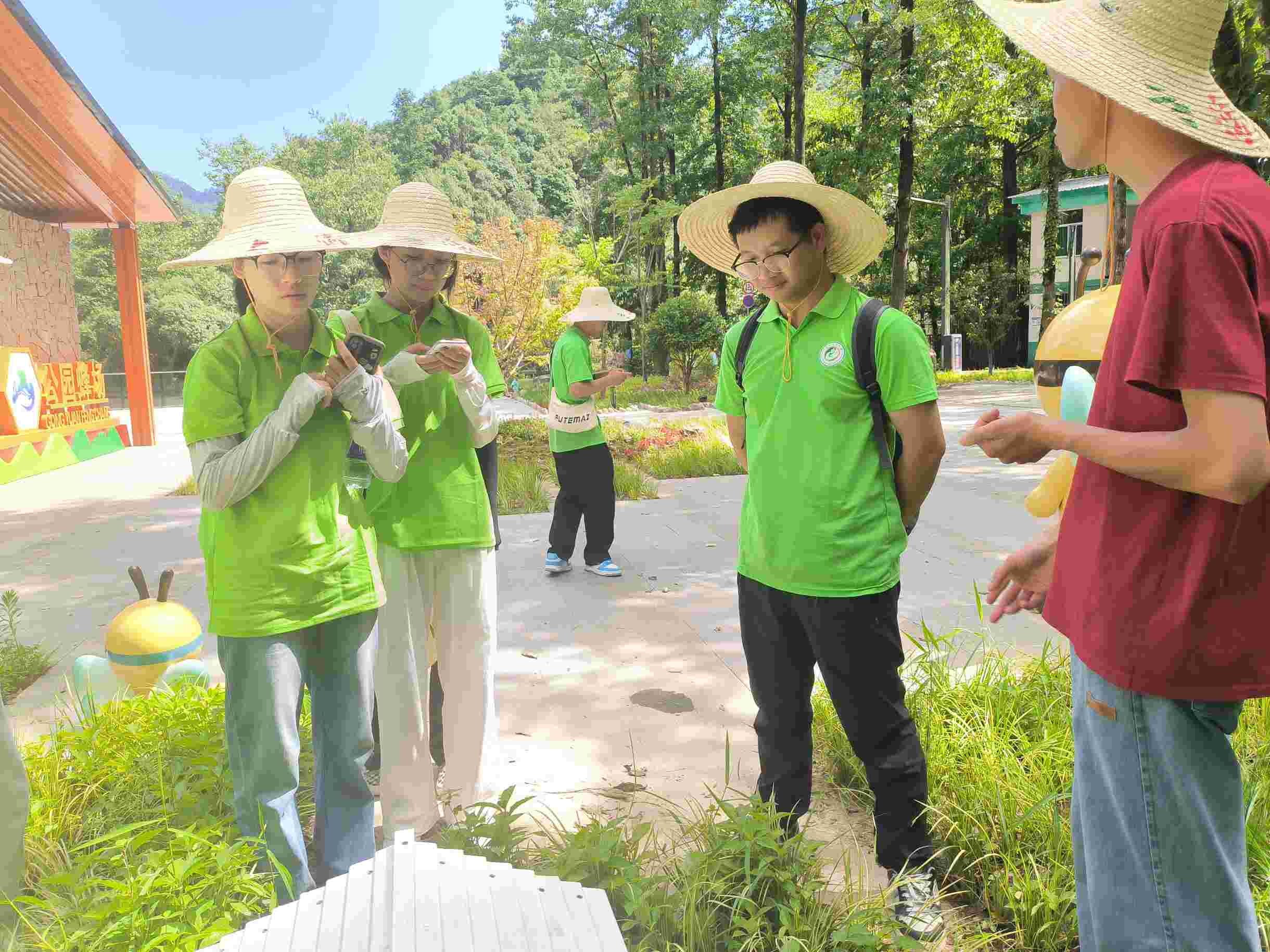 江書朋書記向實踐隊講解精品蜜蜂建設