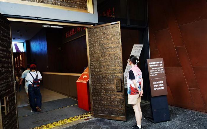 館內(nèi)溯勝利之源凝力量 心中筑信仰之基向未來(lái)