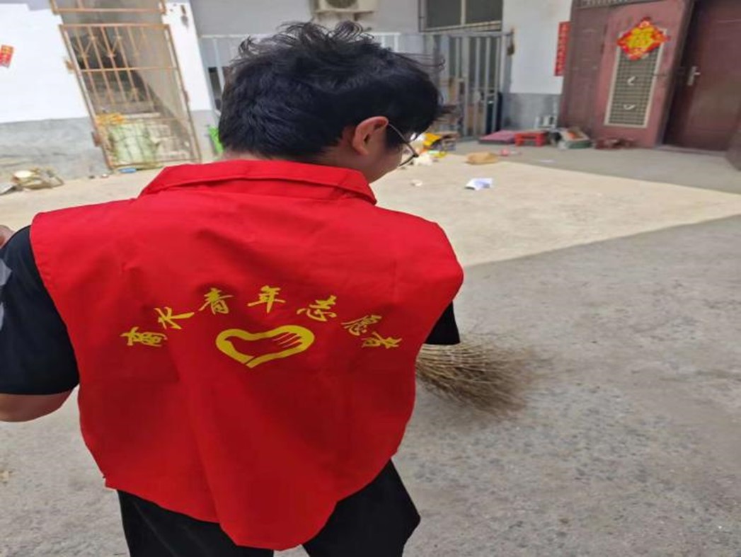 鄭州大學生返家鄉(xiāng)：積極響應號召，鑄就基層力量