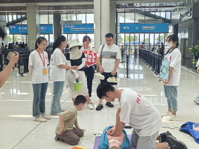 “博愛青春，急救之翼”暑期社會(huì)實(shí)踐團(tuán)隊(duì)進(jìn)行香囊展示和急救技能現(xiàn)場(chǎng)演示