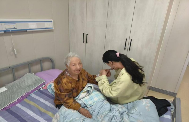 江蘇科技大學(xué)外國(guó)語(yǔ)學(xué)院開展“愛(ài)心零距離，情暖你我心”社會(huì)實(shí)踐