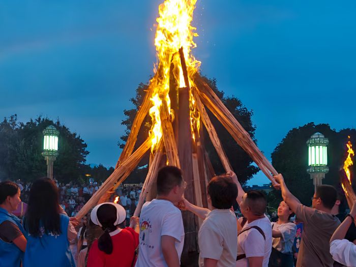 共燃火把情，支教意更濃