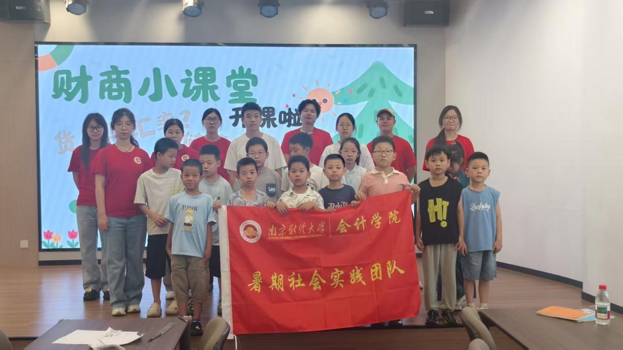 03 圖為部分團隊成員在最后一個地點結(jié)束課程時的合照。管永康 謝天緣 供圖