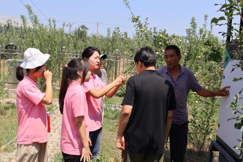 陜西工大實(shí)踐團(tuán)三下鄉(xiāng)：科技架橋蘋(píng)果園 愛(ài)心跨越山梁助振興