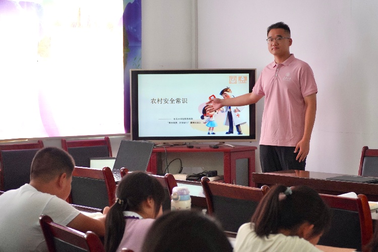 安全意識筑童心，守護(hù)成長踐于行：長安大學(xué)實(shí)踐隊(duì)開展暑期安全教育專項(xiàng)活動